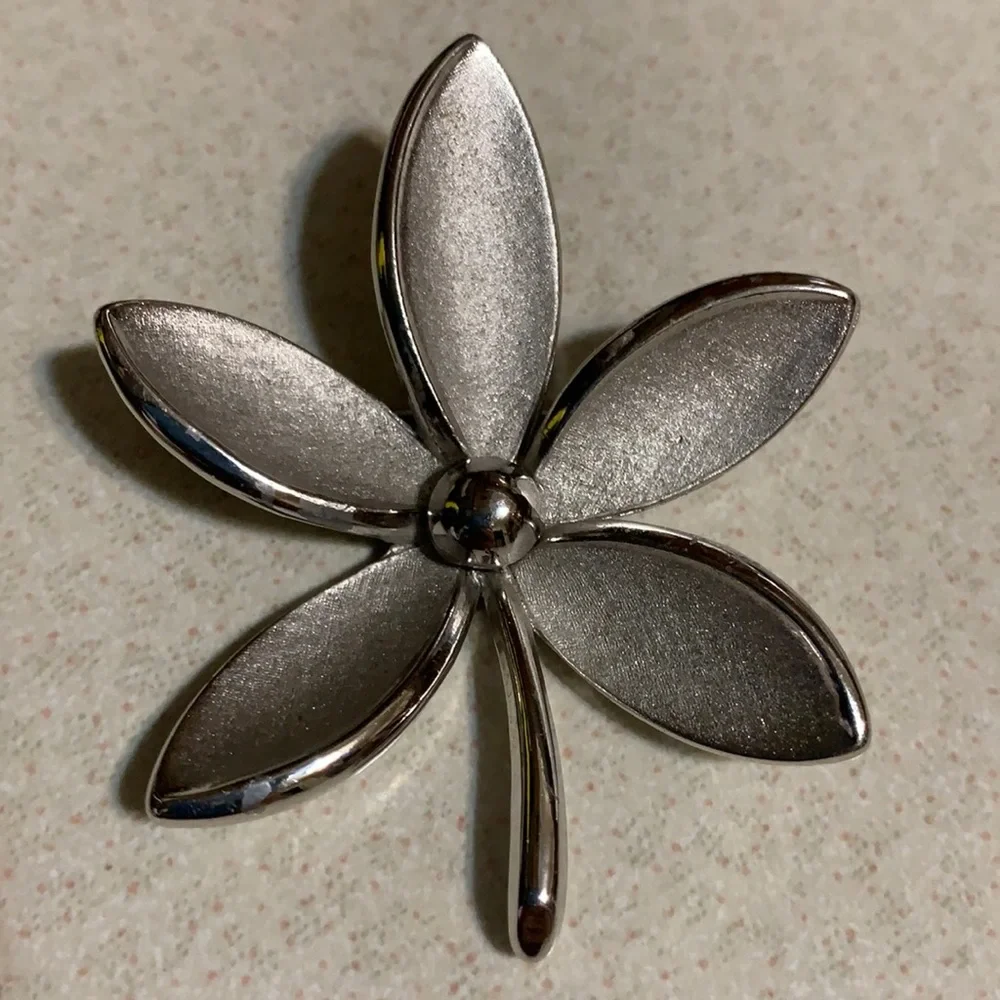 Trifari silver tone flower shaped broach (151)